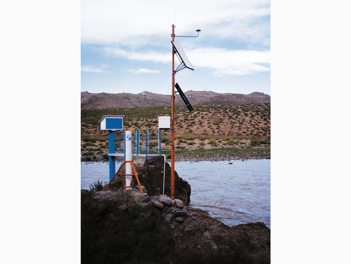 An AIC hydrometeorological station monitors conditions in a remote, arid area of Argentina.