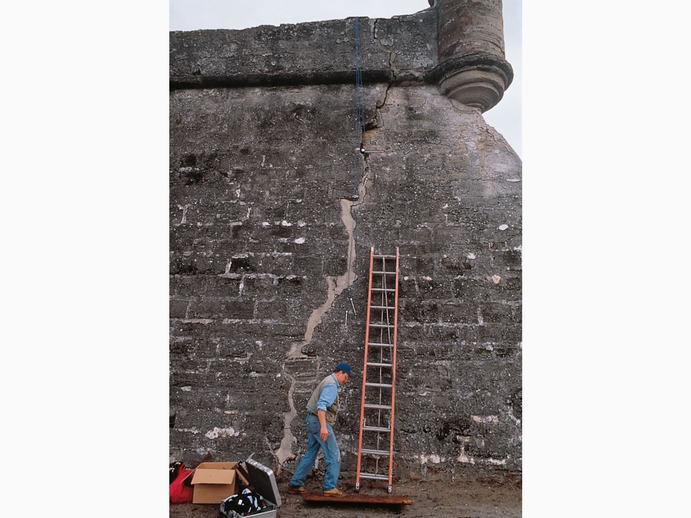 Florida: Crack Monitoring at a Historic Site image 1